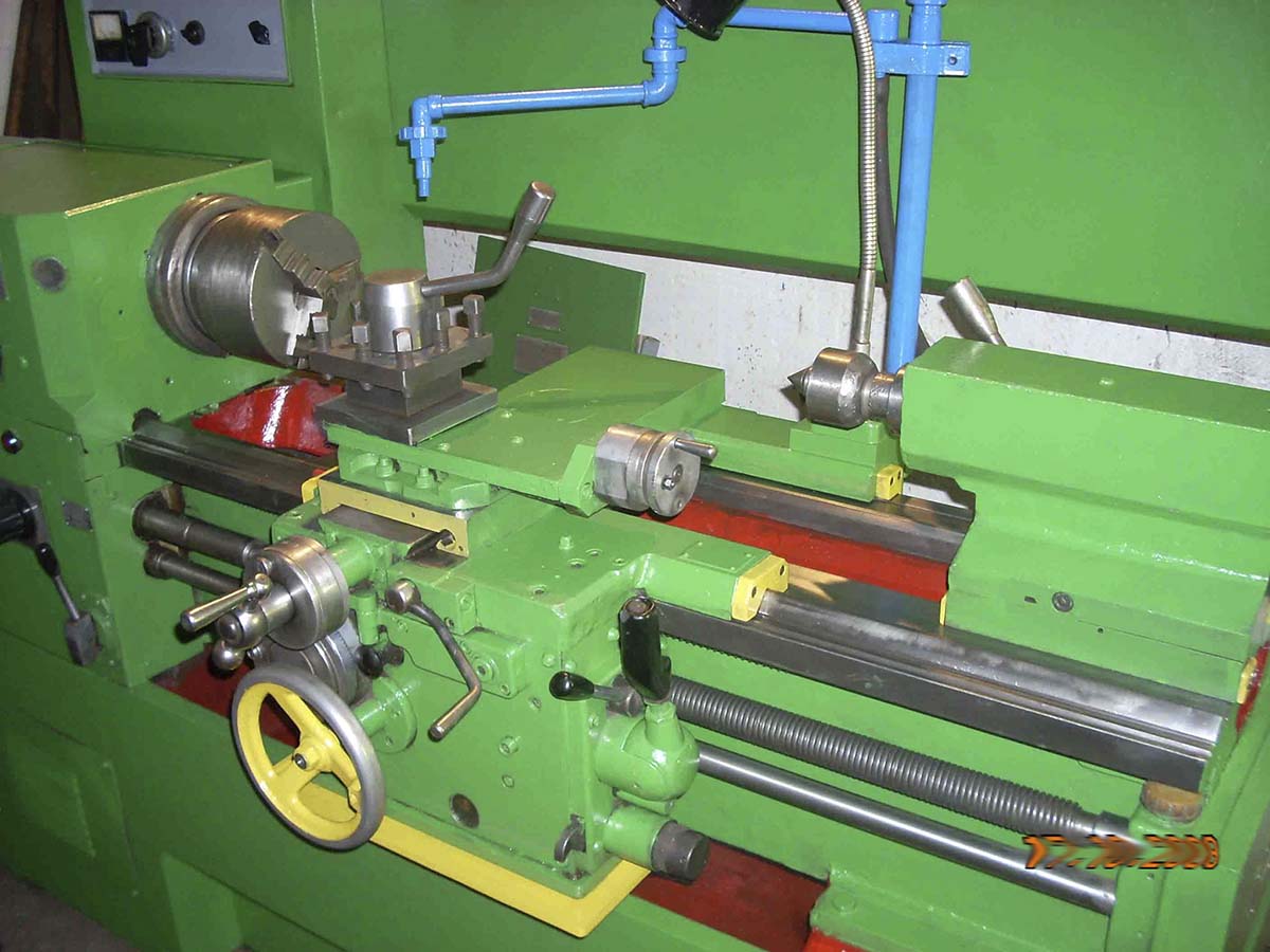 16Е16КП універсальний токарно-гвинторізний верстат. Фотографія верстата